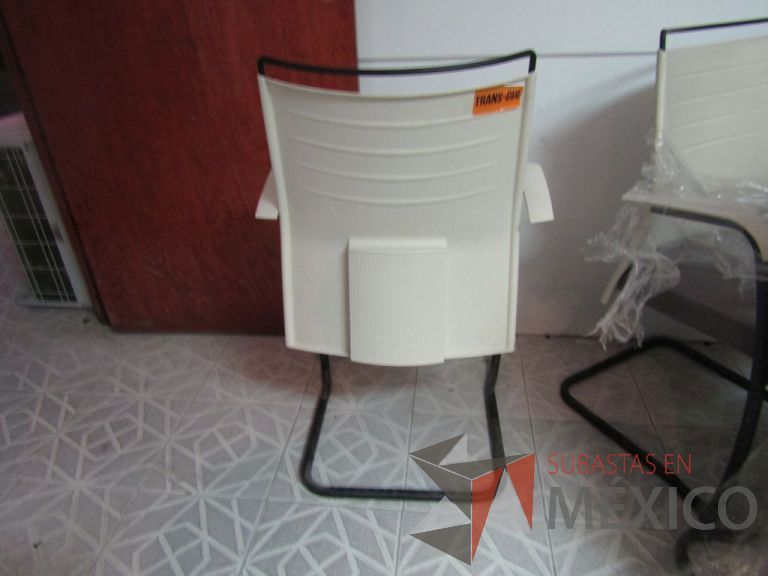 Lote 061 - Silla tipo trineo con descansabrazos, respaldo blanco de plástico, asiento en tela color gris - Imagen 3