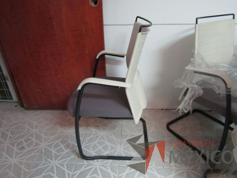 Lote 061 - Silla tipo trineo con descansabrazos, respaldo blanco de plástico, asiento en tela color gris - Imagen 4