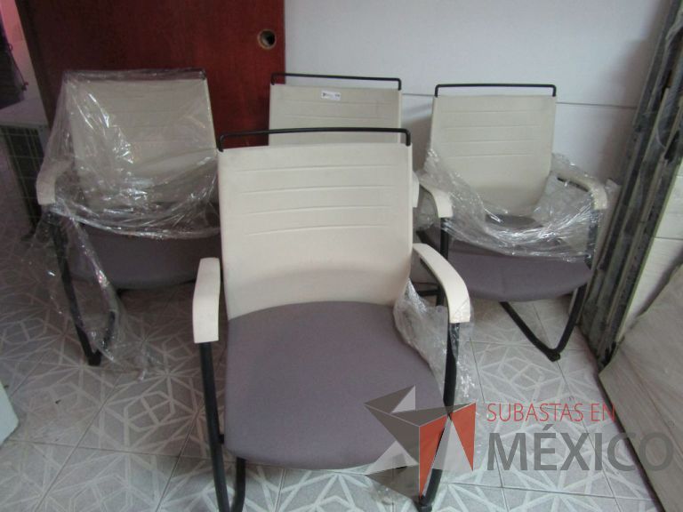 Lote 061 - Silla tipo trineo con descansabrazos, respaldo blanco de plástico, asiento en tela color gris - Imagen 5