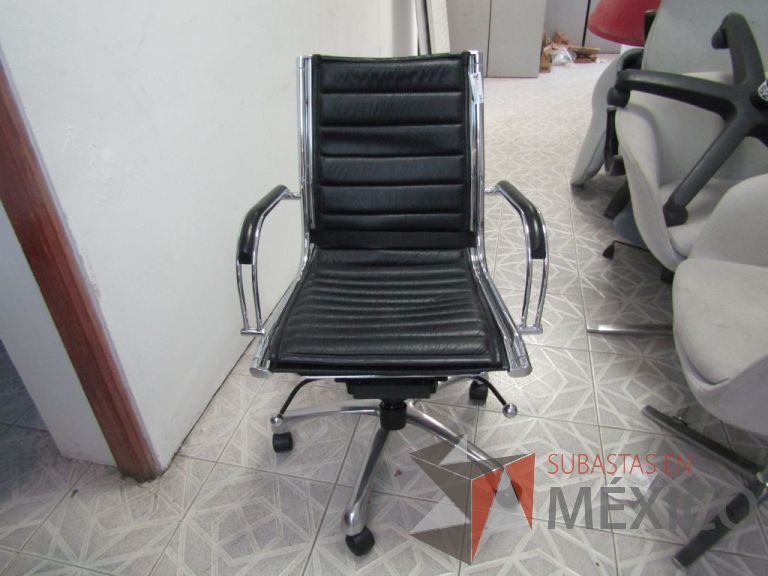 Lote 020 - Silla ejecutiva asiento y respaldo tipo piel con ruedas, descansabrazos, estructura cromada