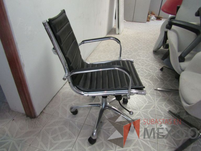 Lote 020 - Silla ejecutiva asiento y respaldo tipo piel con ruedas, descansabrazos, estructura cromada - Imagen 2