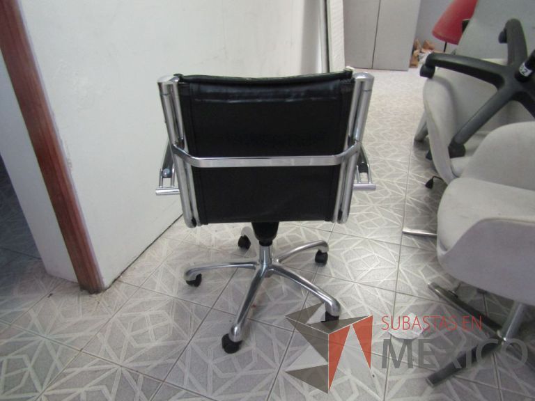 Lote 020 - Silla ejecutiva asiento y respaldo tipo piel con ruedas, descansabrazos, estructura cromada - Imagen 3