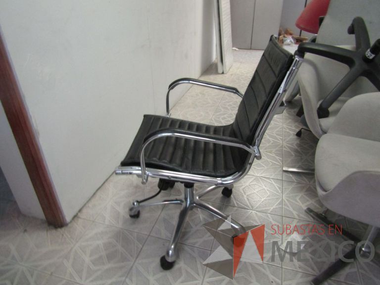 Lote 020 - Silla ejecutiva asiento y respaldo tipo piel con ruedas, descansabrazos, estructura cromada - Imagen 4