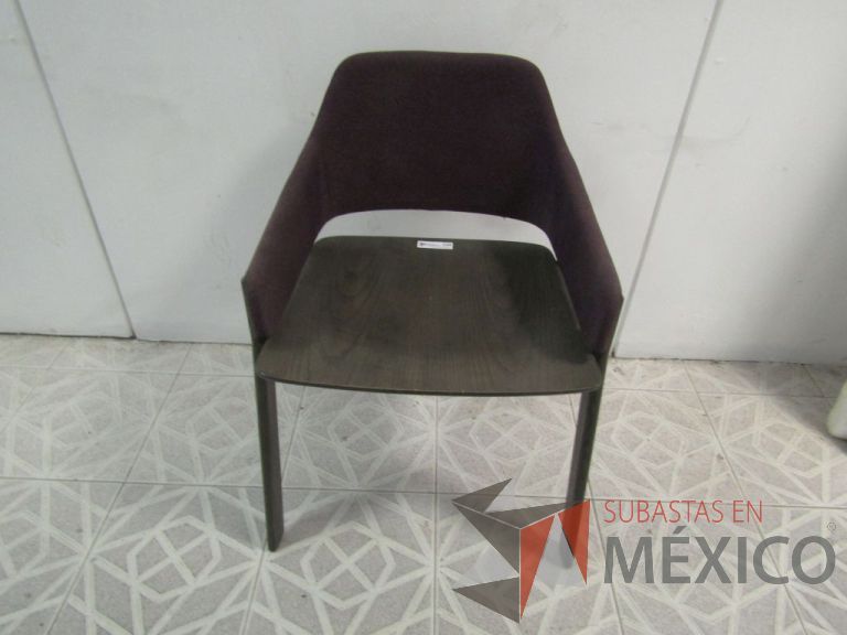 Lote 025 - Silla fija de madera con respaldo en tela color uva
