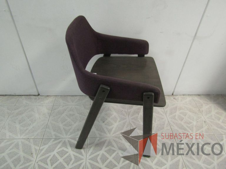Lote 025 - Silla fija de madera con respaldo en tela color uva - Imagen 2