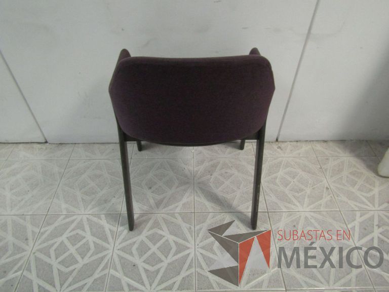 Lote 025 - Silla fija de madera con respaldo en tela color uva - Imagen 3