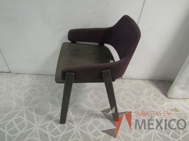 Lote 025 - Silla fija de madera con respaldo en tela color uva - Imagen 4