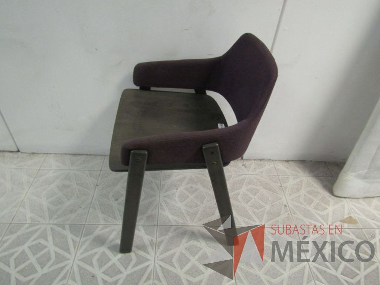 Lote 025 - Silla fija de madera con respaldo en tela color uva - Imagen 5