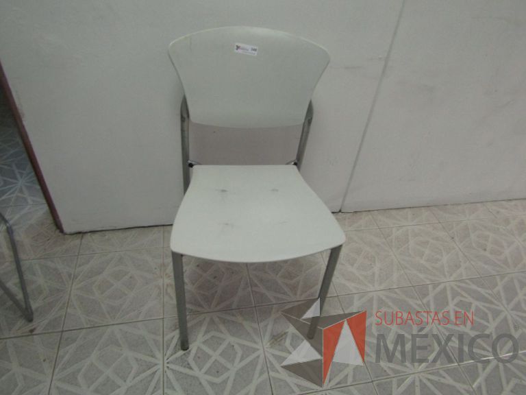 Lote 010 - Silla de visita, respaldo y asiento en plástico, patas metálicas