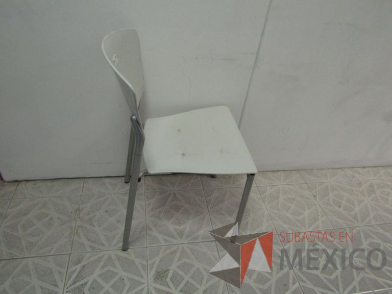 Lote 010 - Silla de visita, respaldo y asiento en plástico, patas metálicas - Imagen 2