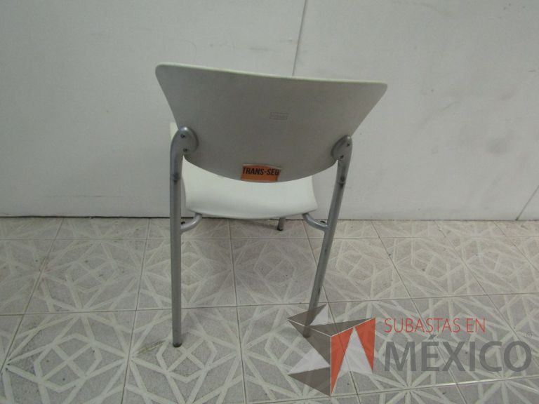 Lote 010 - Silla de visita, respaldo y asiento en plástico, patas metálicas - Imagen 3