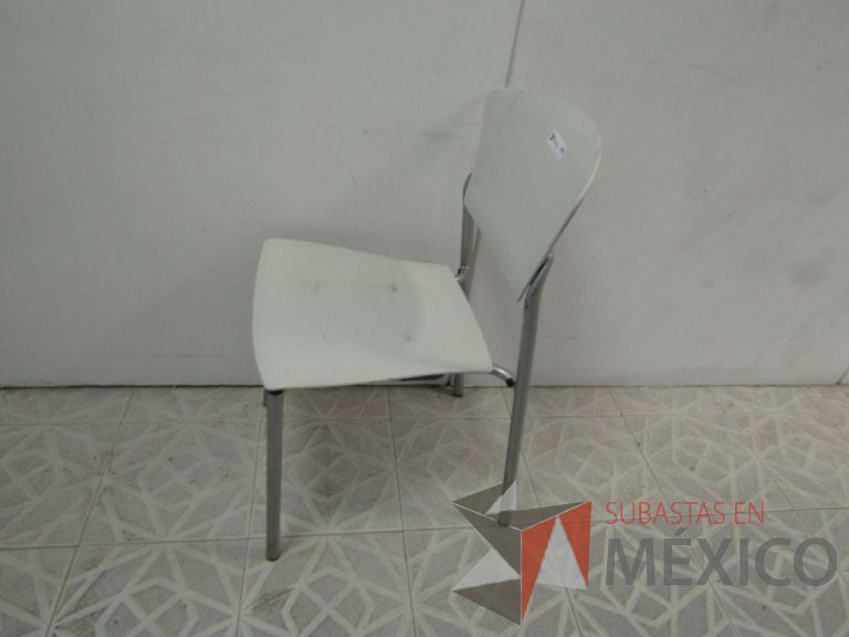 Lote 010 - Silla de visita, respaldo y asiento en plástico, patas metálicas - Imagen 4