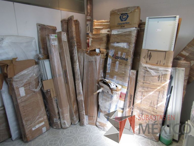 Lote 011 - Lote de aproximadamente 33 empaques de accesorios para estación de trabajo, algunos de los accesorios son nuevos