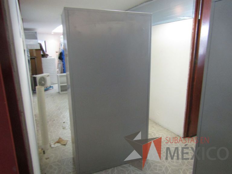 Lote 037 - Gabinete alto metálico con 2 puertas corredizas sin entrepaños - Imagen 3