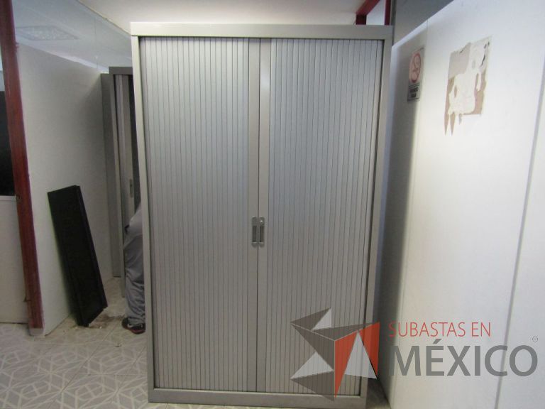 Lote 101 - Gabinete alto metálico con 2 puertas corredizas y 5 entrepaños
