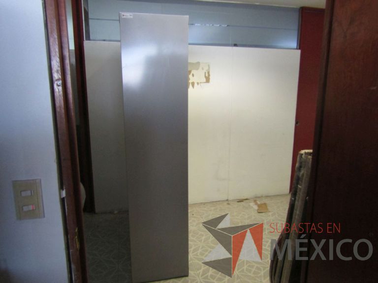 Lote 101 - Gabinete alto metálico con 2 puertas corredizas y 5 entrepaños - Imagen 2