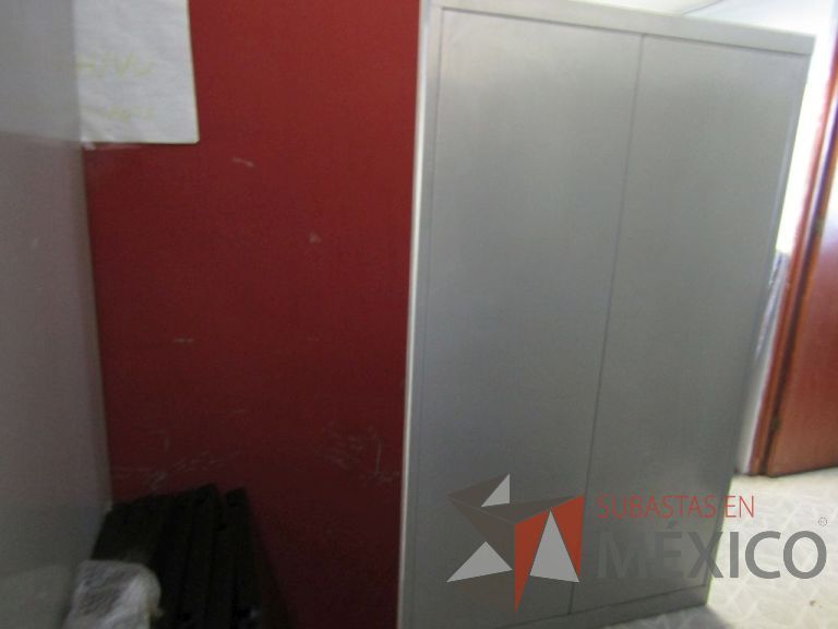 Lote 101 - Gabinete alto metálico con 2 puertas corredizas y 5 entrepaños - Imagen 3