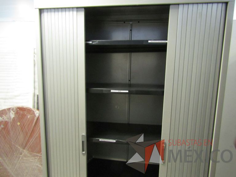 Lote 101 - Gabinete alto metálico con 2 puertas corredizas y 5 entrepaños - Imagen 4