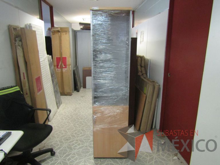 Lote 013 - Gabinete alto 1 puerta en la parte inferior y en la parte superior, espacio para 2 entrepaños - Imagen 2