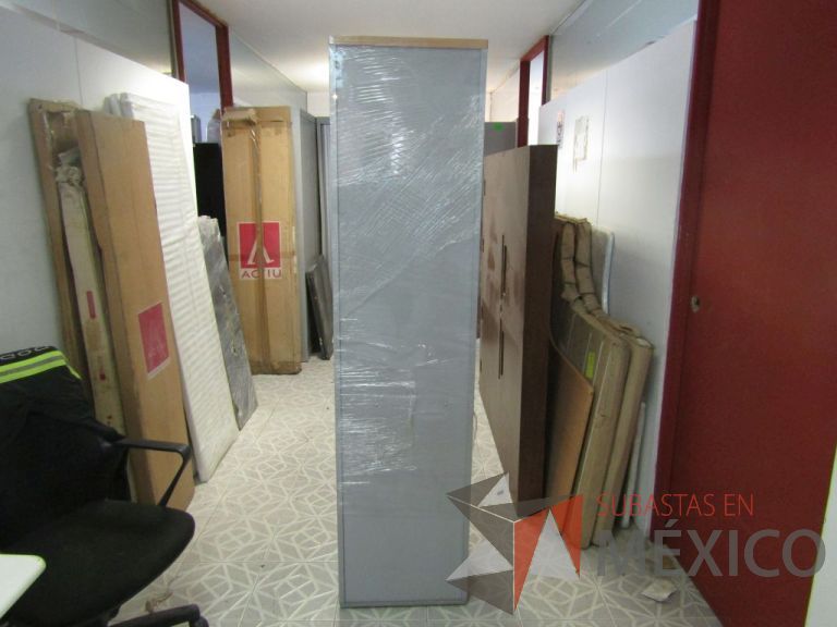 Lote 013 - Gabinete alto 1 puerta en la parte inferior y en la parte superior, espacio para 2 entrepaños - Imagen 3