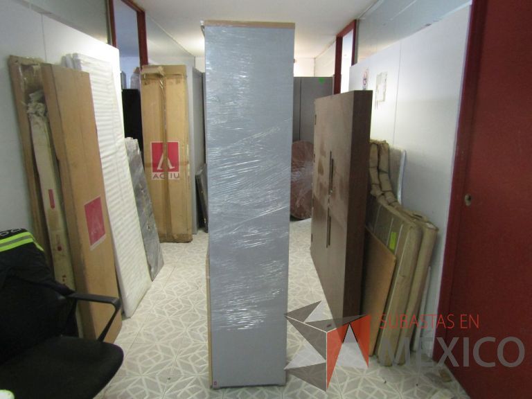 Lote 013 - Gabinete alto 1 puerta en la parte inferior y en la parte superior, espacio para 2 entrepaños - Imagen 4