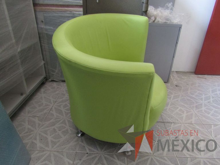 Lote 103 - Sillón tipo piel color verde, respaldo en forma curva, patas metálicas - Imagen 5