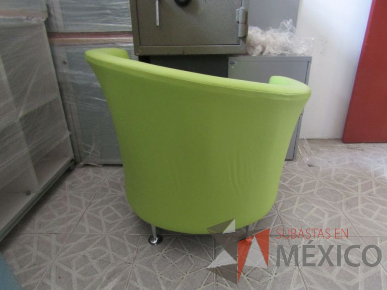 Lote 103 - Sillón tipo piel color verde, respaldo en forma curva, patas metálicas - Imagen 4