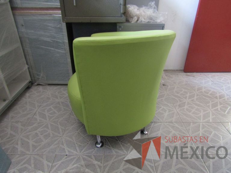 Lote 103 - Sillón tipo piel color verde, respaldo en forma curva, patas metálicas - Imagen 3