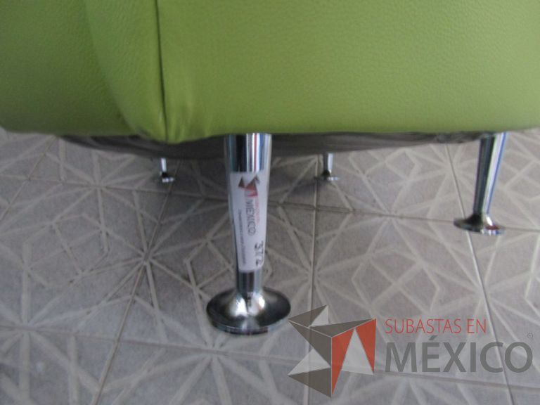 Lote 103 - Sillón tipo piel color verde, respaldo en forma curva, patas metálicas - Imagen 2
