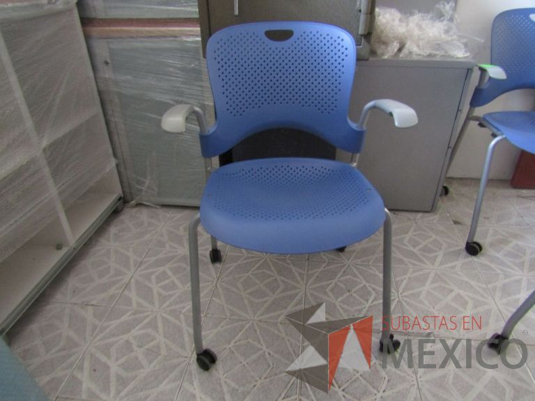 Lote 093 - Silla de visita Herman Miller, asiento y respaldo en plástico color azul claro, patas metálicas con ruedas