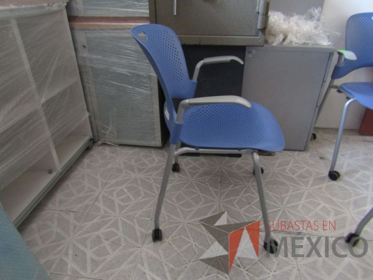 Lote 093 - Silla de visita Herman Miller, asiento y respaldo en plástico color azul claro, patas metálicas con ruedas - Imagen 2