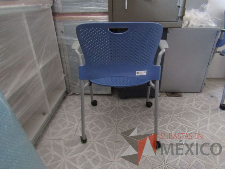 Lote 093 - Silla de visita Herman Miller, asiento y respaldo en plástico color azul claro, patas metálicas con ruedas - Imagen 3