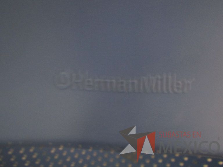 Lote 093 - Silla de visita Herman Miller, asiento y respaldo en plástico color azul claro, patas metálicas con ruedas - Imagen 4