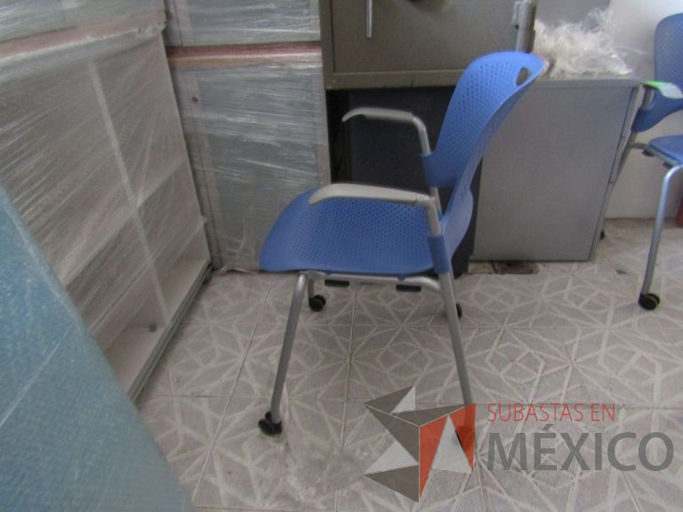 Lote 093 - Silla de visita Herman Miller, asiento y respaldo en plástico color azul claro, patas metálicas con ruedas - Imagen 5