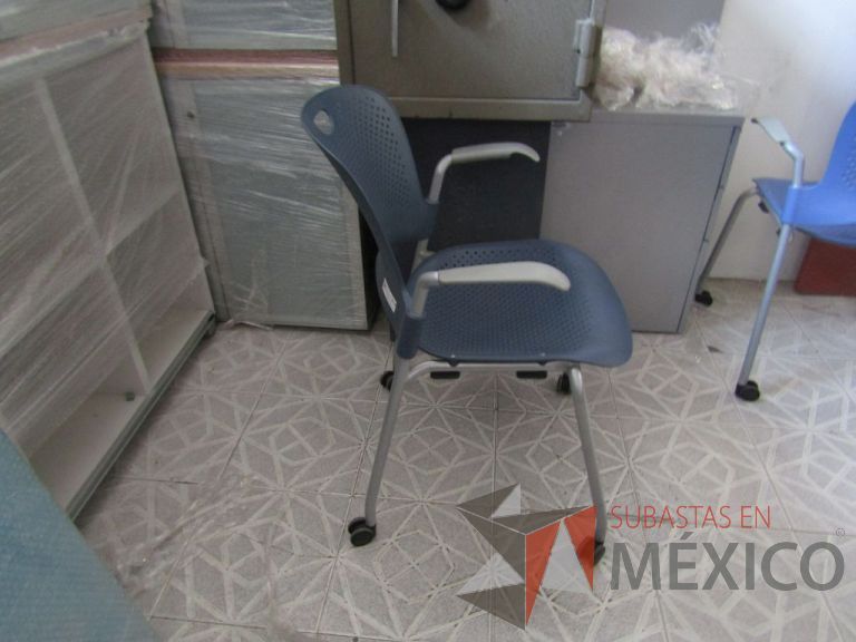 Lote 014 - Silla de visita Herman Miller, asiento y respaldo en plástico color azul fuerte, patas metálicas con ruedas - Imagen 2