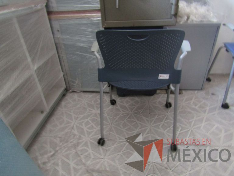 Lote 014 - Silla de visita Herman Miller, asiento y respaldo en plástico color azul fuerte, patas metálicas con ruedas - Imagen 3