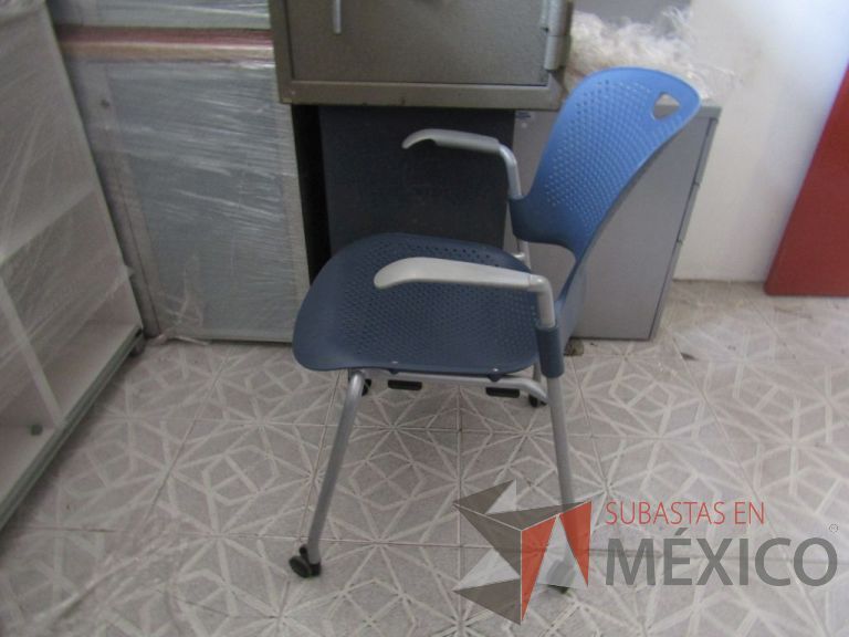 Lote 014 - Silla de visita Herman Miller, asiento y respaldo en plástico color azul fuerte, patas metálicas con ruedas - Imagen 4
