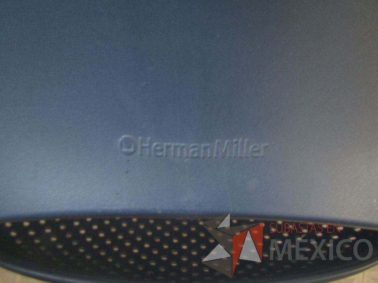 Lote 014 - Silla de visita Herman Miller, asiento y respaldo en plástico color azul fuerte, patas metálicas con ruedas - Imagen 5