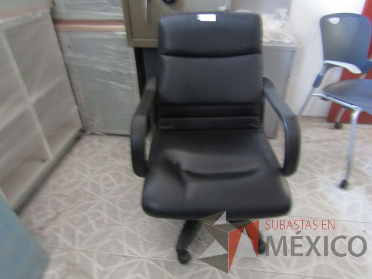 Lote 106 - Silla ejecutiva asiento y respaldo tipo piel color negra, con ruedas, descansabrazos