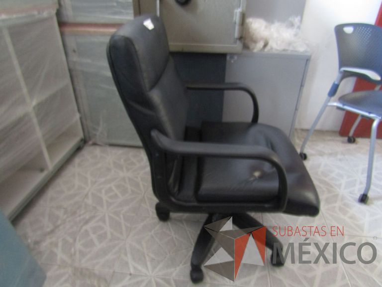 Lote 106 - Silla ejecutiva asiento y respaldo tipo piel color negra, con ruedas, descansabrazos - Imagen 2