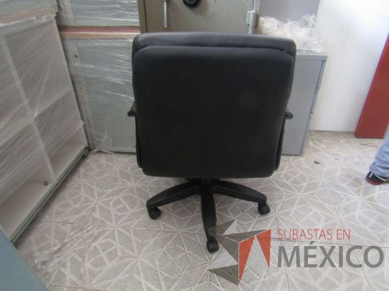 Lote 106 - Silla ejecutiva asiento y respaldo tipo piel color negra, con ruedas, descansabrazos - Imagen 3