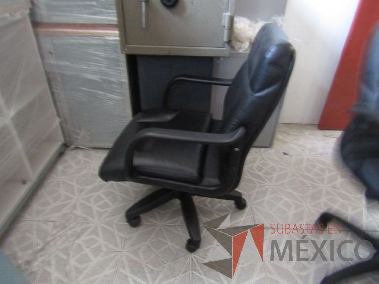 Lote 106 - Silla ejecutiva asiento y respaldo tipo piel color negra, con ruedas, descansabrazos - Imagen 4