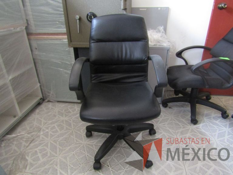 Lote 049 - Silla ejecutiva asiento y respaldo tipo piel color negra, con ruedas, descansabrazos