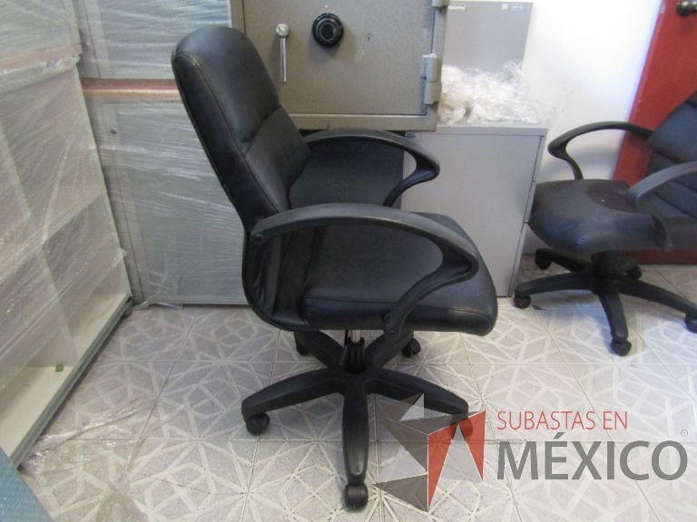 Lote 049 - Silla ejecutiva asiento y respaldo tipo piel color negra, con ruedas, descansabrazos - Imagen 2
