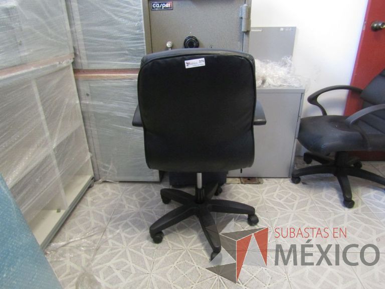 Lote 049 - Silla ejecutiva asiento y respaldo tipo piel color negra, con ruedas, descansabrazos - Imagen 3