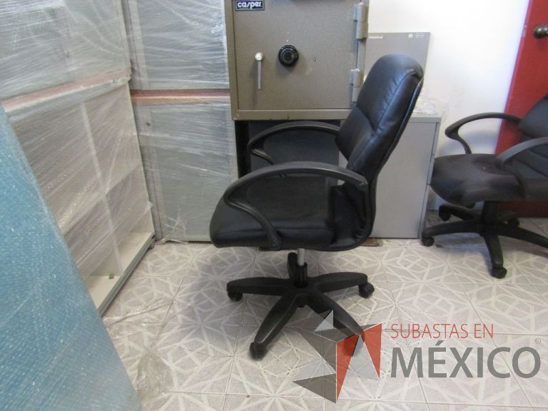 Lote 049 - Silla ejecutiva asiento y respaldo tipo piel color negra, con ruedas, descansabrazos - Imagen 4