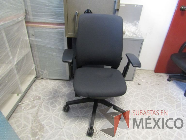Lote 141 - Silla ejecutiva asiento y respaldo de tela color gris, con ruedas, descansabrazos
