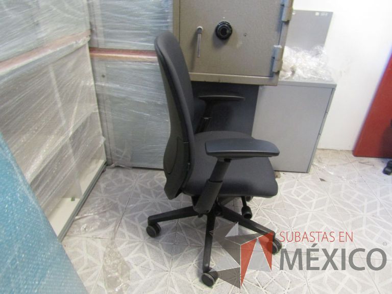 Lote 141 - Silla ejecutiva asiento y respaldo de tela color gris, con ruedas, descansabrazos - Imagen 2