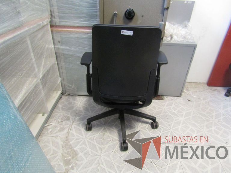 Lote 141 - Silla ejecutiva asiento y respaldo de tela color gris, con ruedas, descansabrazos - Imagen 3