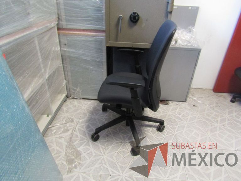 Lote 141 - Silla ejecutiva asiento y respaldo de tela color gris, con ruedas, descansabrazos - Imagen 4